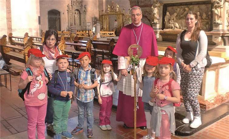 Kinder der KiTa St. Vincentius mit Weihbischof Peters.privat