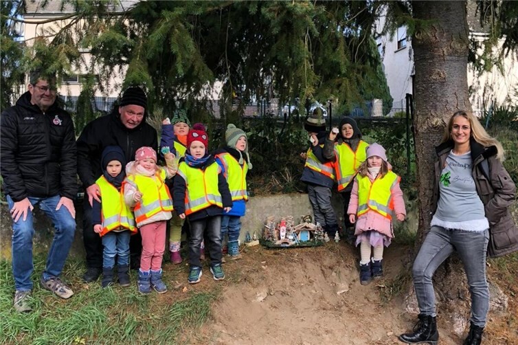 Kinder der KiTa „Traumland“ Trimbs auf dem Wichtelpfad mit Bewegungsmanagerin Lydia Karbach (LSB), Thomas Acht (Vors. TV Trimbs) und Ortsbürgermeister Peter Schmitt.Foto: privat