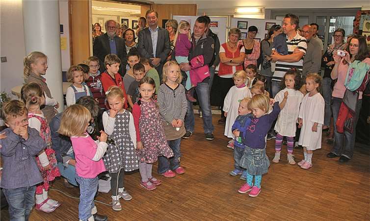 Kinder der Kindergärten „St. Pantaleon“ Scheuren und dem Unkeler Marienkindergarten waren bei der Vernissage mit dabei und waren gespannt, was die Gäste zu ihren Kunstwerken und Darbietungen sagen würden.