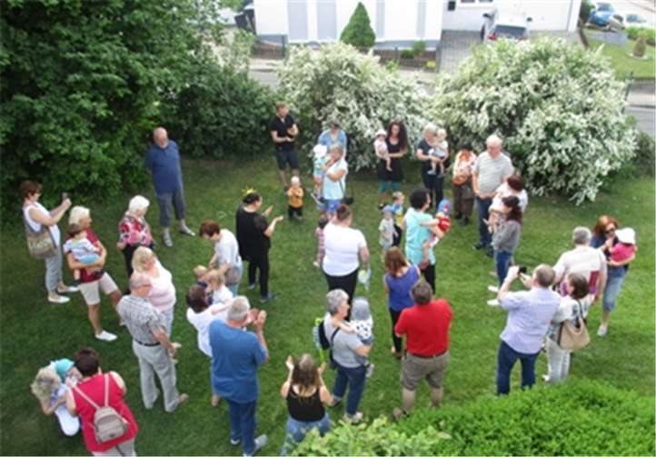 Kinder der Kinderkrippe mit ihren Großeltern während des Großelternnachmittags.privat