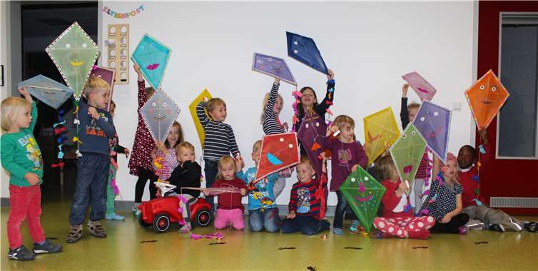 Kinder der Kindertagesstätte „Oedinger Höhenzwerge“ nach dem Basteln mit ihren Drachen.Privat