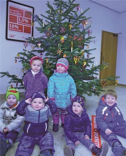 Kinder der Kindertagesstätte Regenbogen in Antweiler schmückten den Weihnachtsbaum der Kreissparkasse. privat