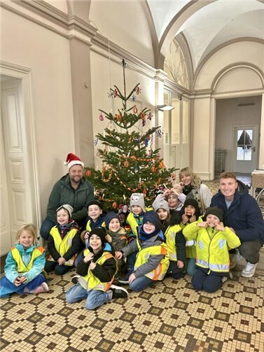 Kinder der Kita Einsteinchen schmückten mit tatkräftiger Unterstützung von OB Siefert den Weihnachtsbaum im Rathaus.  Foto: Eva Dreiser / Stadtverwaltung Lahnstein