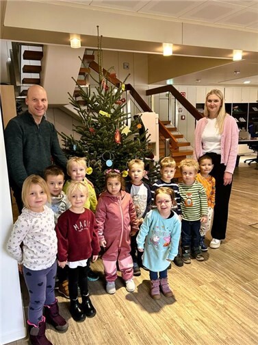 Kinder der Kita LahnEggs haben im Service-Center geschmückt.  Foto: Eva Dreiser / Stadtverwaltung Lahnstein
