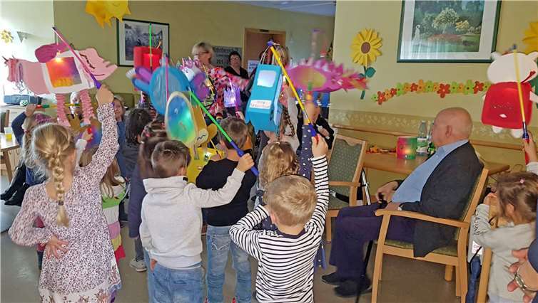 Kinder der Kita Maria Himmelfahrt präsentierten stolz ihre Laternen. privat