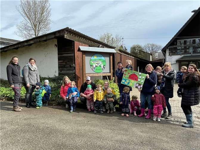 Kinder der Kita Sausewind besuchten den Hof der Familie Marienfeld in Fronrath.  Foto: Michaela Schäfer