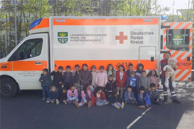 Kinder der Kita St. Albert und Lisa Offergeld (Notfallsanitäterin in Ausbildung) mit Teddy