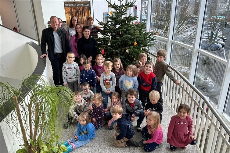 Kinder der Kitas Rieden und Volkesfeld haben – sehr zur Freude von Bürgermeister Jörg Lempertz – Weihnachtsstimmung ins Rathaus der Verbandsgemeinde Mendig gebracht.Foto: VG-Verwaltung Mendig/Stefan Pauly