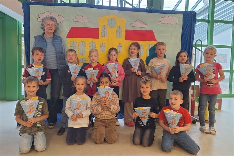 Kinder der Klasse 1b der GS Sankt Georg mit Frau Kröger von der Bücherei in Vettelschoß