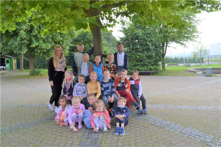 Kinder der Klasse 1b mit ihrer Klassenlehrerin Kim Plauschek.