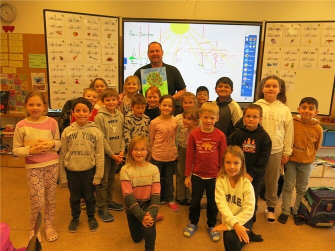 Kinder der Klasse 2a der GS Sankt Katharinen mit dem Umweltpädagogen Marc Decker.  Foto: Nicole Schumacher