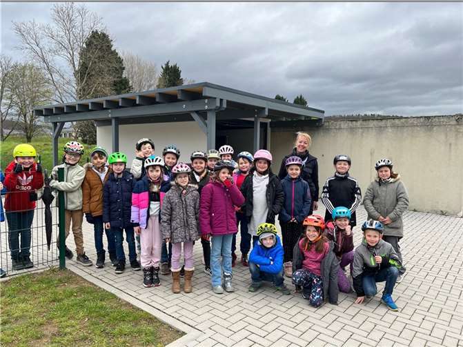 Kinder der Klasse 3 mit Polizistin Nadine Engebrecht. Quelle: Grundschule Sankt Georg