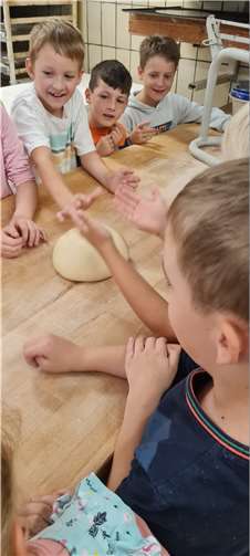 Kinder der Klasse 3b beim Brötchen backen.