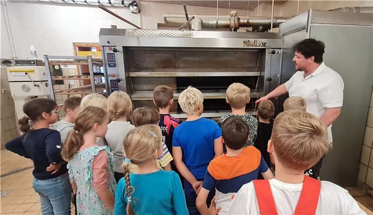 Kinder der Klasse 3b mit Bäckermeister Alexander Nowack. Quellen: Grundschule Sankt Georg in Sankt Katharinen