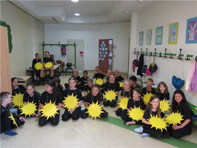 Kinder der Klasse 4 der GS Sankt Georg in Sankt Katharinen bei der Aufführung ihrer Abschlussfeier in der Schule.