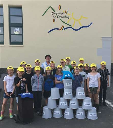 Kinder der Klasse 4c mit BHAG Projektleitung Maria-Elisabeth Loevenich vor dem Schulgebäude. Foto: privat