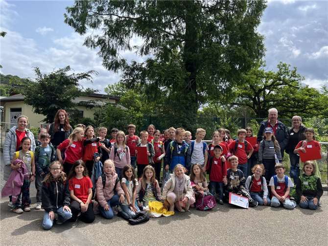 Kinder der Klassen 2a und 3 der Grundschule Sankt Georg, Lehrerin Frau Marta Nitzke (links), Emma Pilz, Bürgermeister Herr Willi Knopp und Lehrerin Frau Barbara Pilz. Foto: privat