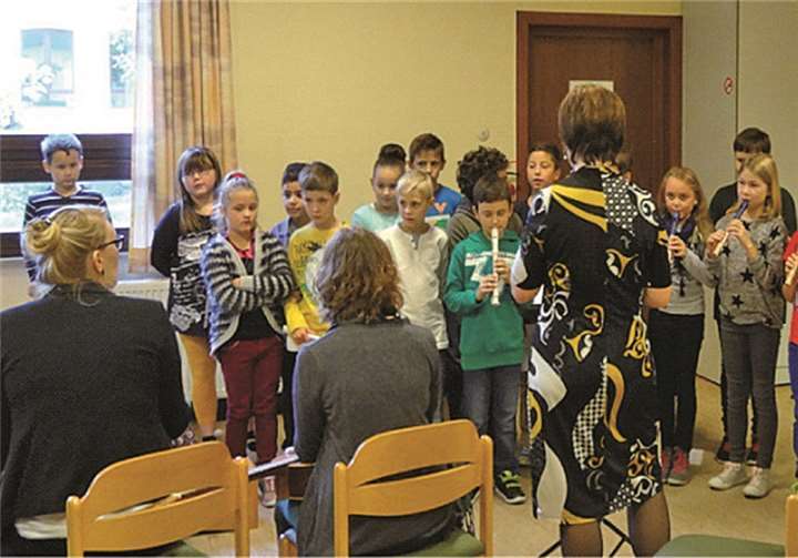 Kinder der Klassen 3 und 4a gestalteten das musikalische Rahmenprogramm mit Gesang, Flöten und Orff-Instrumentarium.