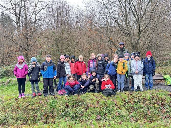Kinder der Klassen 3a und 3b der Grundschule Sankt Georg mit Förster Herr Benedikt Manns.Foto: Nicole Schumacher