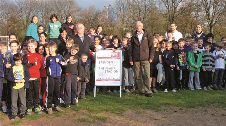 Kinder der Leichtathletikabteilung des TV Sinzig 08 freuen sich über Spenden für „ihr“ Stadion.privat