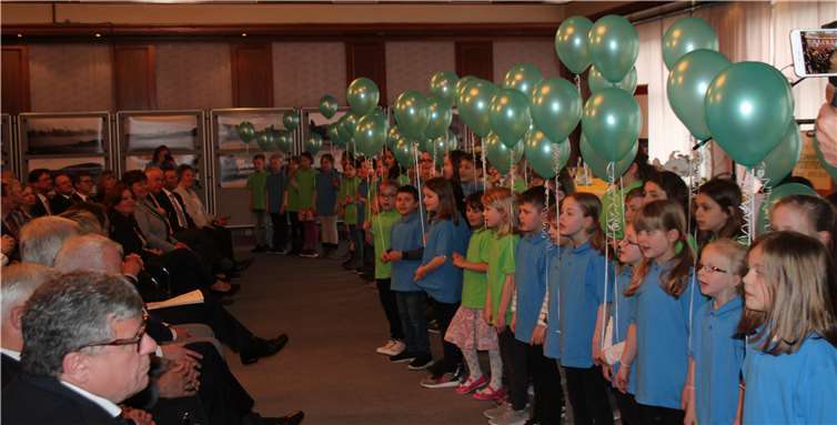 Kinder der Leo Strausberg Grundschule Brohl-Lützing empfangen die Gästeder Auftaktveranstaltung „Starke Kommunen - Starkes Land“ mit einem Lied.