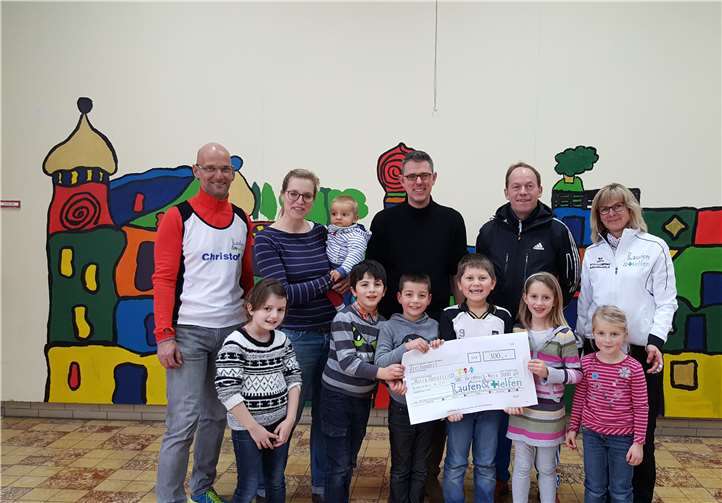 Kinder der Maria-Goretti-Grundschule bei der Spendenübergabe, die für Spielmaterialien im Außenbereich vorgesehen ist. privat