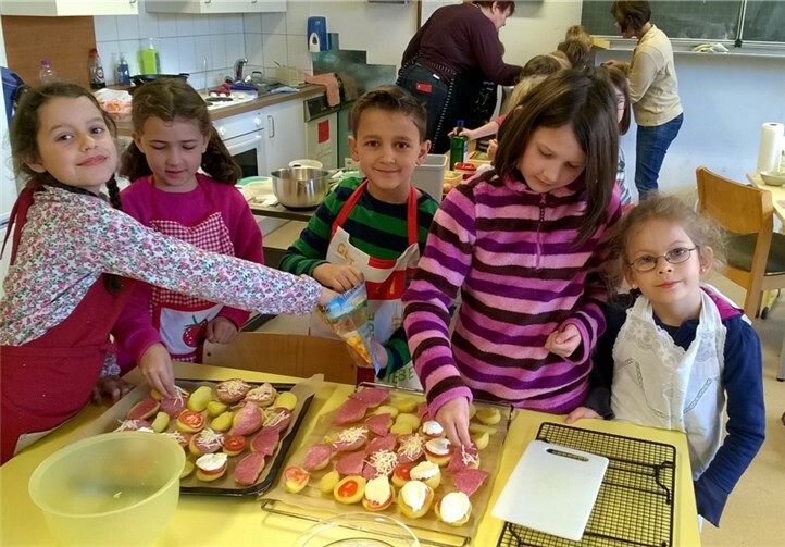 Kinder der Regenbogenschule Schalkenbach belegten Kartoffelhälften mit Salami, Tomaten und überbackten sie anschließend im Backofen.
