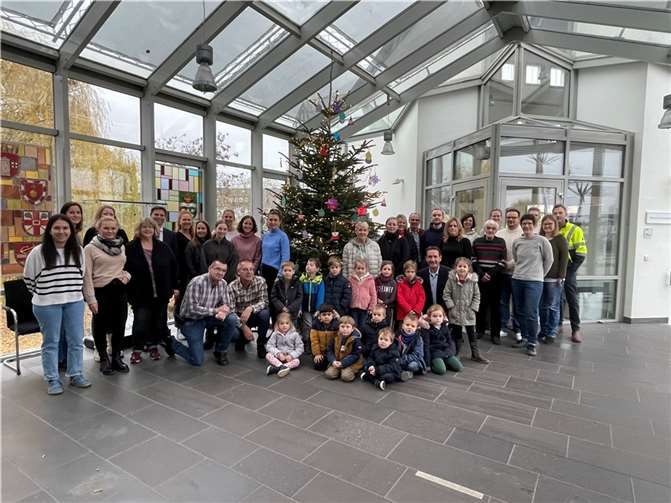 Kinder der Weißenthurmer Kita Märchenwald brachten mit ihrer Leiterin Sandra Gerhard und mehreren Erzieherinnen selbst gebastelte Weihnachtswichtel und -monster in das Rathaus der Verbandsgemeinde Weißenthurm, wo sie Bürgermeister Thomas Przybylla und viele Mitarbeiterinnen und Mitarbeiter begrüßten.  Foto: VG Weißenthurm