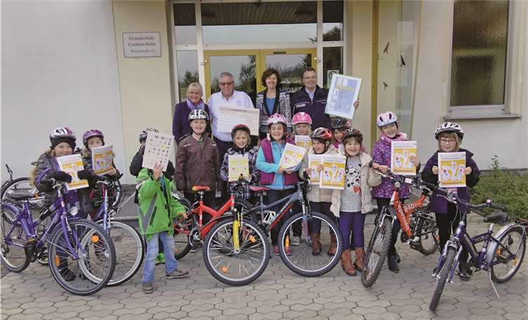 Kinder der dritten Klasse der Grundschule Dohr mit (hinten von links) Sabine Gerhardts (Verlag K&L), Wolfgang Behrens (Vorsitzender der Kreisverkehrswacht Cochem-Zell), Bettina Schäfer (Schulleitung Grundschule Dohr) und Jörg Schnitzius (Verkehrssicherheitsberater der Polizeiinspektion Cochem).privat