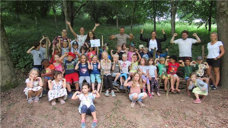Kinder der kath. Kita und Haus für Kinder Schukis auf dem selbst gebauten Waldsofa.  Fotos: Haus für Kinder