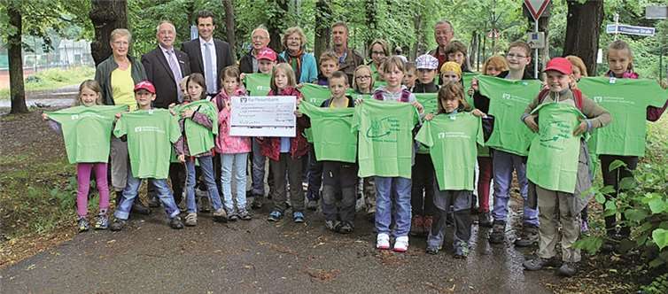 Kinder des Eifelvereins freuen sich über Unterstützung der Raiffeisenbank Rheinbach Voreifel eG. (v.li.): Elsbeth Bois (Familienwartin), Hans-Josef Assenmacher (Regionalmarktleiter Raiba), Mathias Lutz (Vorstand Raiffeisenbank Rheinbach Voreifel eG und Heinz Kessel (Vorsitzender Eifel & Heimatverein). Raiffeisenbank Rheinbach Voreifel eG