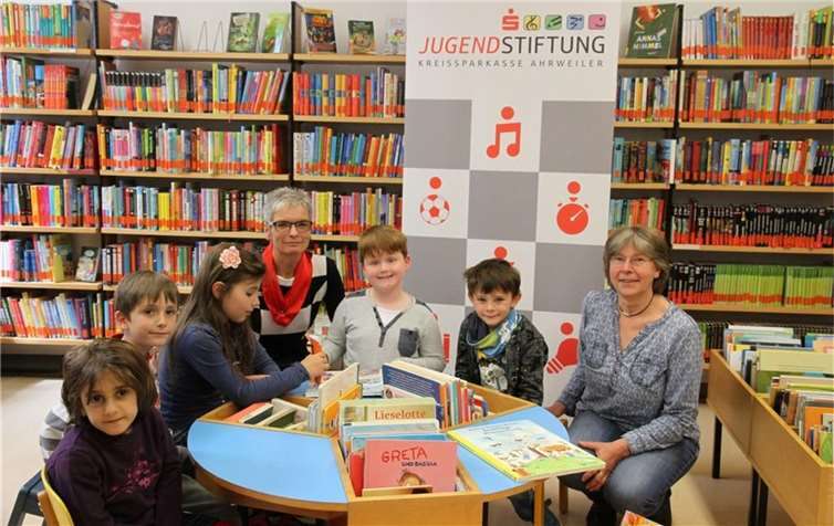 Kinder des Kindergartens Sausewind testen das neue Angebot der St. Laurentius Pfarrbücherei.Privat
