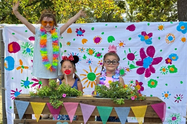 Kinder des Kindergartens St. Johann bei der Fotowand-Mitmach-Aktion