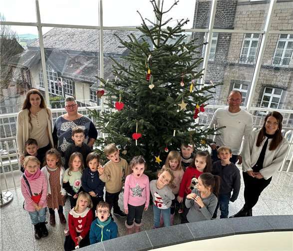 Kinder des Kindergartens Thür haben – sehr zur Freude von VG-Bürgermeister Jörg Lempertz – Weihnachtsstimmung ins Rathaus der Verbandsgemeinde Mendig gebracht.  Foto: VG-Verwaltung Mendig/Stefan Pauly