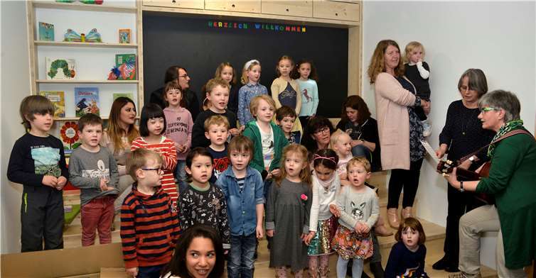 Kinder des Kindergartens erfreuen die Anwesenden mit dem Lied „Im Kindergarten“. Fotos: TFR