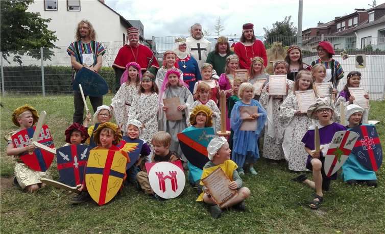 Kinder des Kinderhorts Kaul-Quappen in ihrer Ferienfreizeit mit Ritterfest.privat