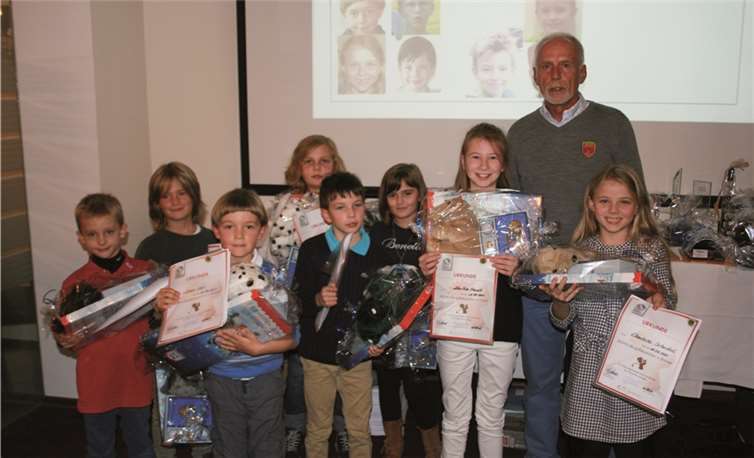 Kinder des MGC bei der Urkundenübergabe. privat