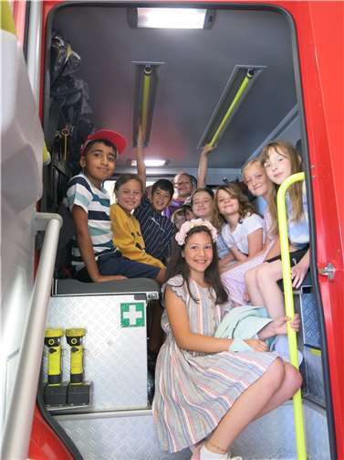 Kinder des dritten Schuljahres in einem Feuerwehrauto der Freiwilligen Feuerwehr Sankt Katharinen. Foto: Grundschule Sankt Georg