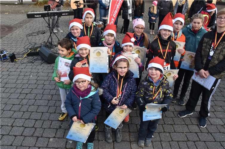 Kinder, die beim Adventslauf des TuS Dierdorf siegten, bekamen Urkunden und Geschenke.