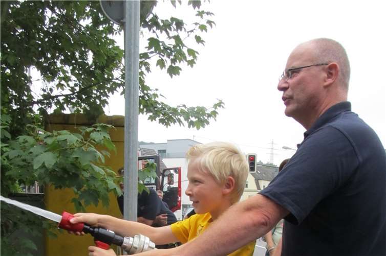 Kinder dürfen am Samstag, 30. Juli, die Handhabung des Löschgeräts ausprobieren. 