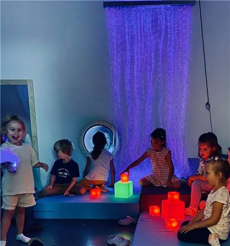 Kinder entdecken den neuen Snoezelraum.  Foto: privat