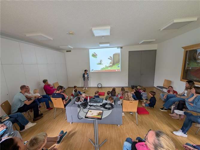 Kinder erleben spannende Geschichten beim Bilderbuchkino in Wachtberg.  Foto: privat