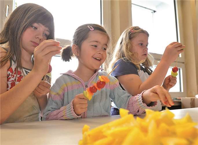 Kinder erlenen mit viel spaß, was ein gutes Frühstück ausmacht.Martin Gausmann