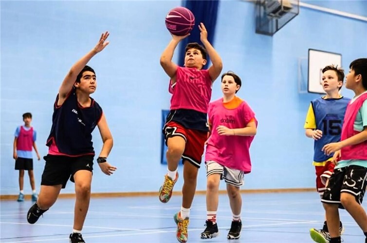 Kinder finden schnell den Zugang zum Basketball