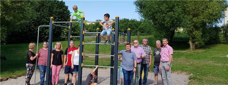 Kinder freuen sich, wieder klettern zu dürfen. Die Kinder freuten sich über das neue Klettergerüst auf dem Spielplatz in Ruitsch. Foto: innogy SE