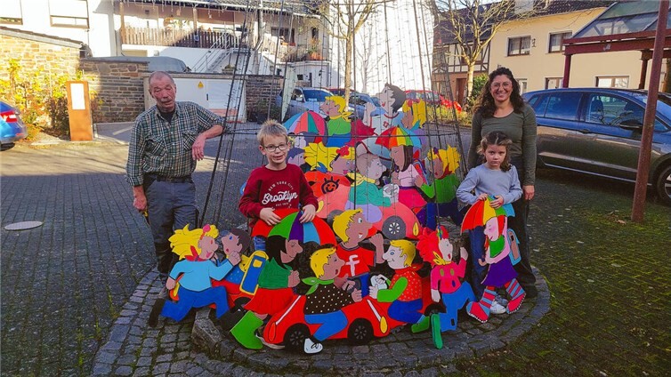 Kinder gestalten bunte Warnschilder für mehr Rücksicht im Ort.  Foto: Jürgen Schwarzmann
