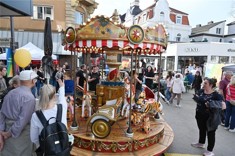 Kinder hatten Spaß beim Kinderkarussell, beim Kinderschminken und bei Bastelaktionen.