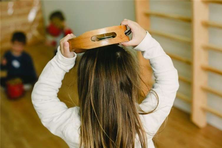 Kinder im Alter von vier bis sechs Jahren werden spielerisch an die Musik herangeführt. KMS