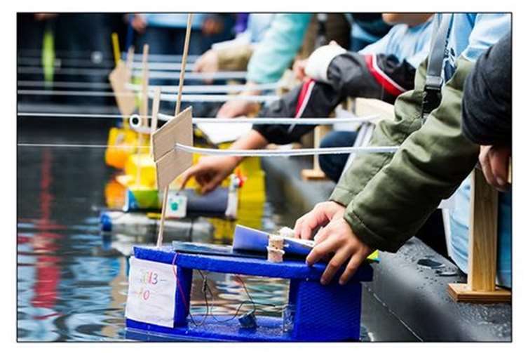 Kinder im Grundschulalter können solarbetriebene Wassergefährte aus allem möglichen bauen. Foto: GÖRLITZ Stiftung
