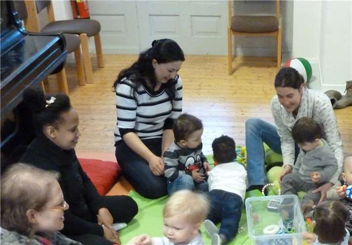Kinder im Krabbelalter und deren Eltern treffen sich wöchentlich im Gemeindesaal. privat
